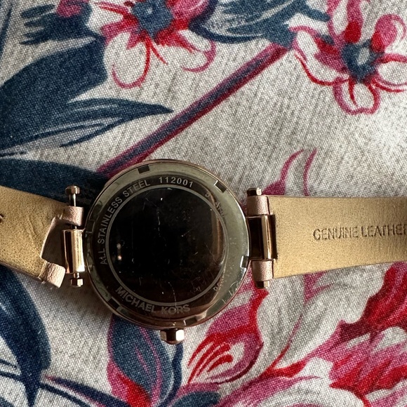 Michael kor’s pink leather strap watch - Picture 2 of 6